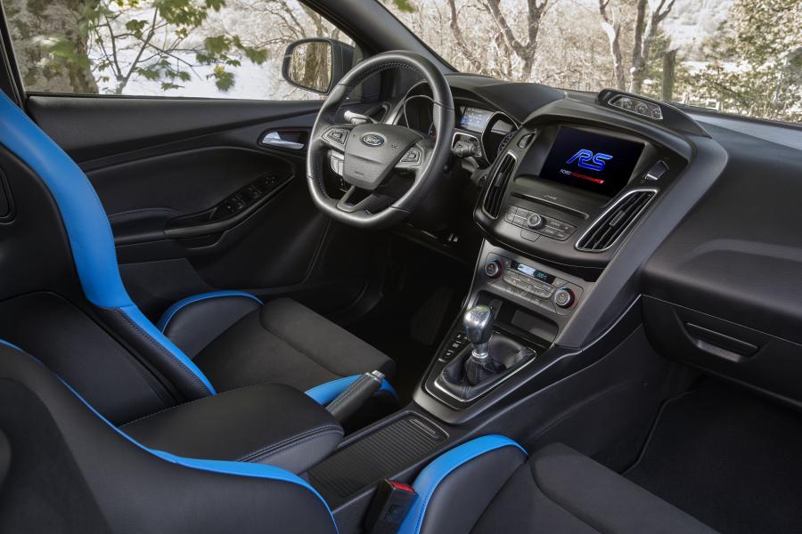 Интерьер Ford Focus RS Option Pack 2017 года  (фото 9 из 15)